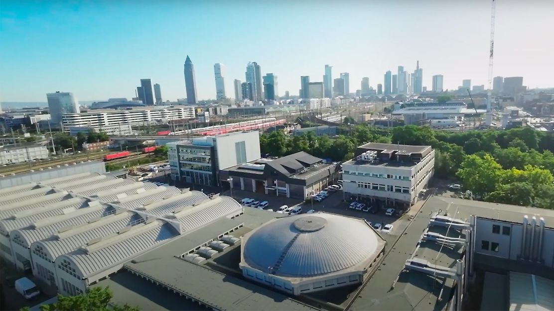 © Mainova Skyline von Frankfurt am Main im Vordergrund eine Betriebsgelände mit Kuppelbau