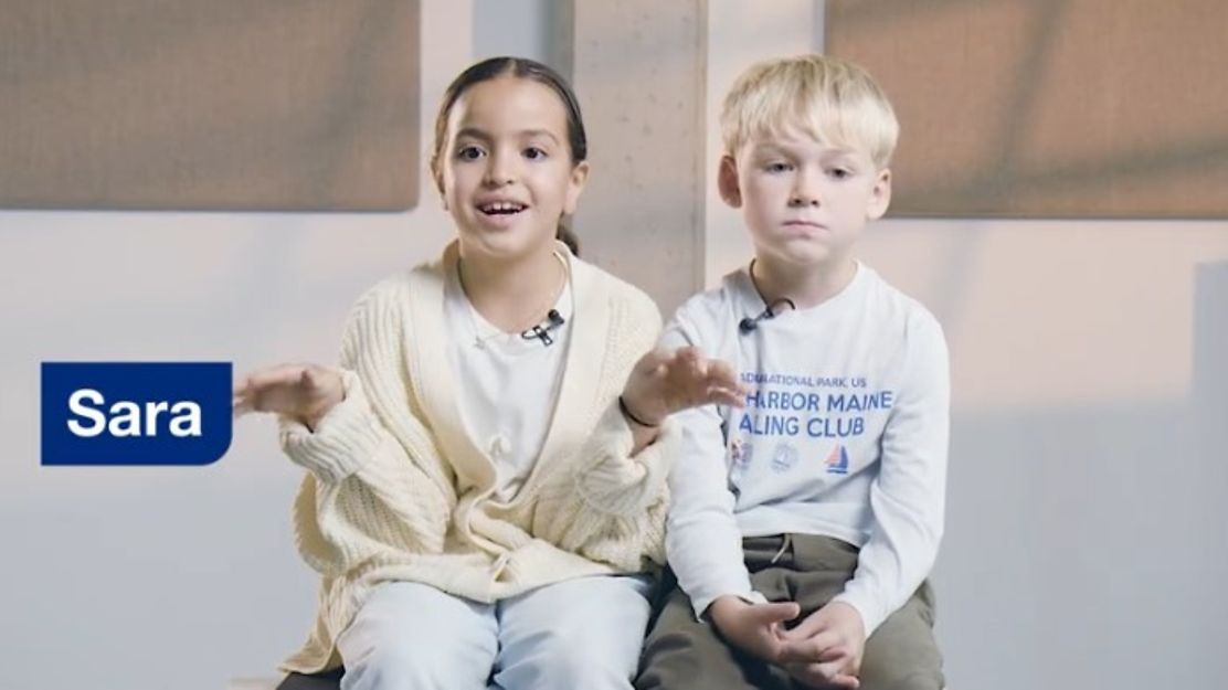 © Mainova Ein kleines Mädchen und ein kleiner Junge sitzen nebeneinander