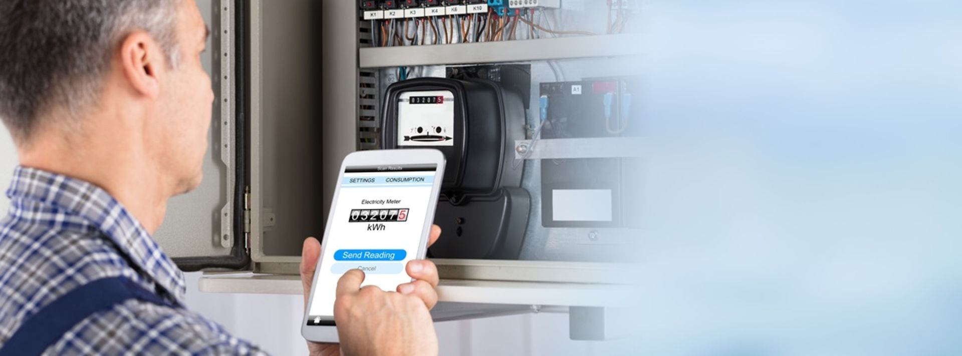 Hausmeister liest Zählerstand ab und übermittelt diesen per App