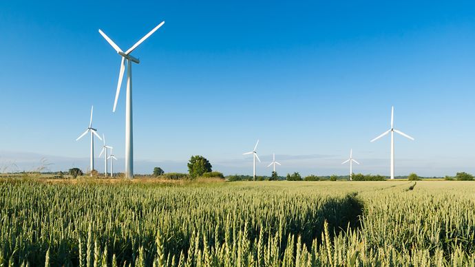 Windkrafträder vor einem blauen Himmel