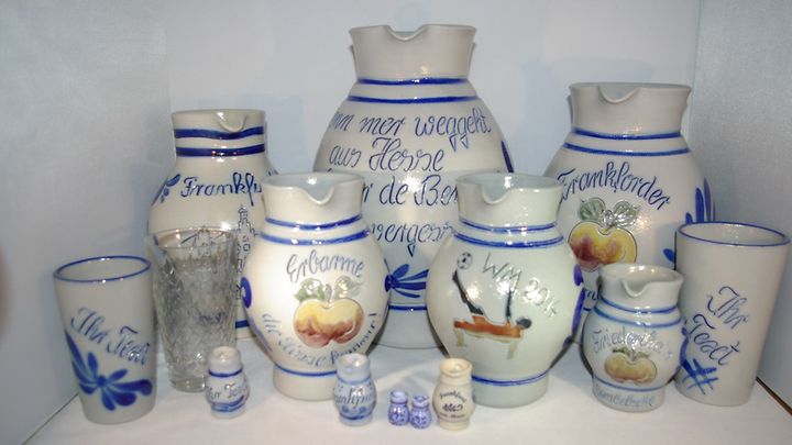 verschieden große Bembel und Becher 