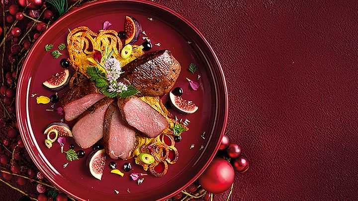 Roter Teller mit Fleisch und Gemüsenudeln