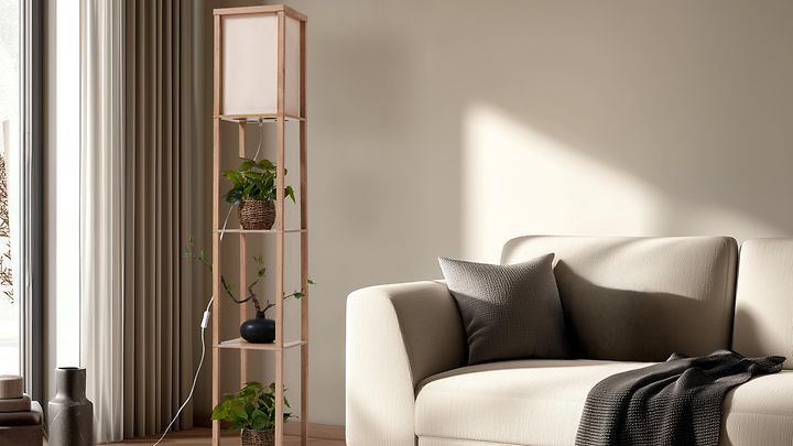 Gemütliches Wohnzimmer beige eingerichtet mit Lampe