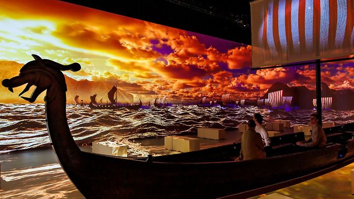 Vikingerschiff auf dem Meer und im Hintergrund weitere Schiffe