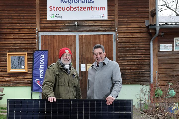 Symbolische Übergabe Mainova-Spende für Photovoltaik-Anlage am MainÄppelHaus Lohrberg