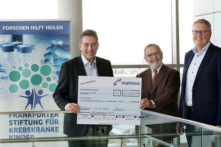 Drei Herren bei Übergabe eines Mainova Schecks im Wert von 30.000 Euro