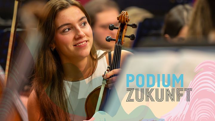 Jugendliche mit einer Geige in der Hand