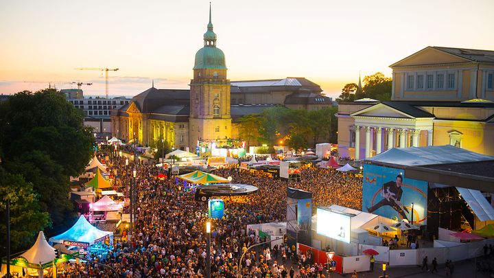 Schlossgrabenfest Darmstadt mit Zelten in der Dämmerung