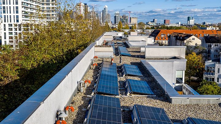 Dach eines Mietshauses mit PV-Modulen