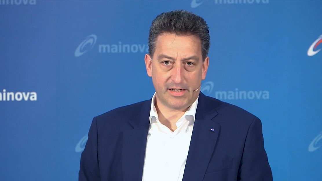 Dr. Maxelon spricht an einem Pult