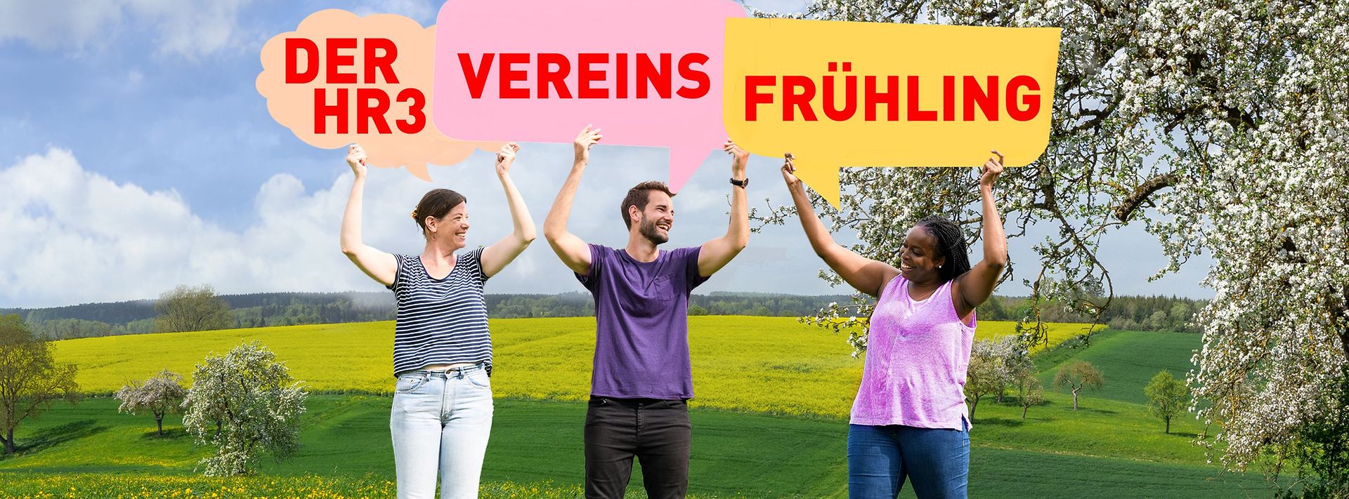 Drei Personen halten bunte Sprechblasen mit „Der HR3 Vereinsfrühling“ in einer blühenden Frühlingslandschaft hoch.