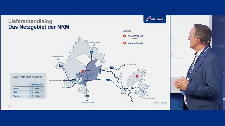 Präsentation zum Netzgebiet der NRM mit Karte, Kennzahlen und Vortragendem auf der Bühne. 
