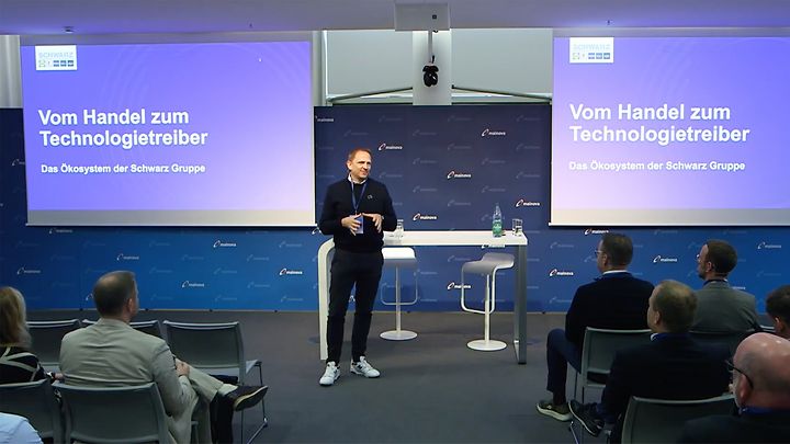 Speaker präsentiert Vortrag „Vom Handel zum Technologietreiber“ vor Publikum bei Mainova. 