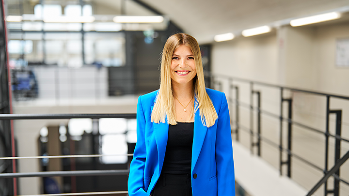 Laura Schweiger steht vor einem Geländer im Ausbildungszentrum