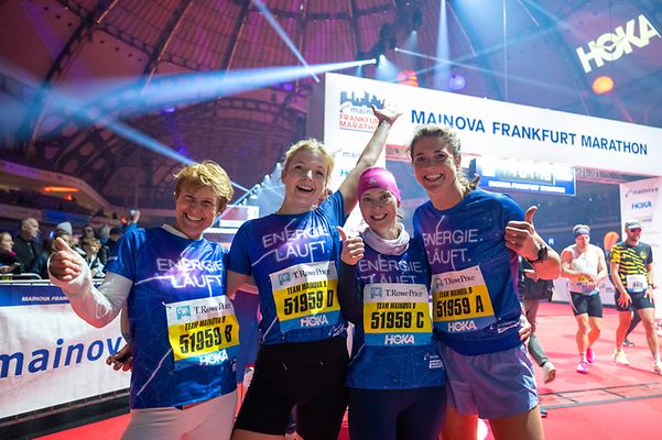 Vier Läuferinnen im Zeil beim Mainova Frankfurt Marathon