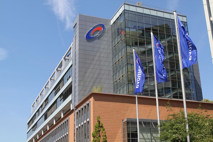 Gebäude mit Flaggen davor