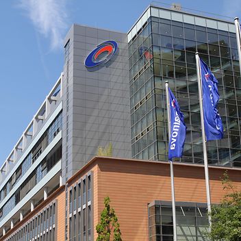 Gebäude mit Flaggen davor