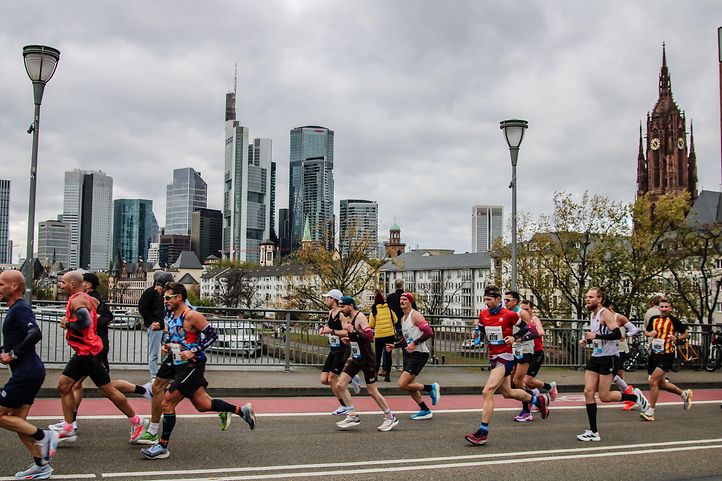 Läuferfeld vor der Skyline in Frankfurt am Main