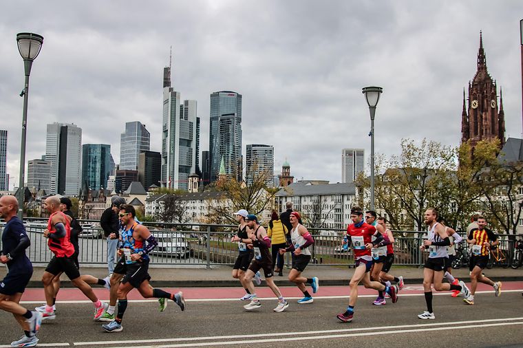 Läuferfeld vor der Skyline in Frankfurt am Main