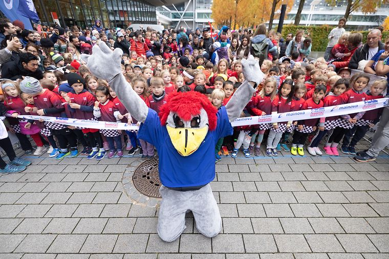 Eine Gruppe von Kindern mit Maskottchen