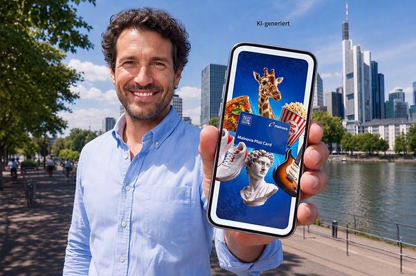 Mann zeigt ein Smartphone mit Mainova Plus Card. Im Hintergrund sind der Main und die Frankfurter Skyline zu sehen.