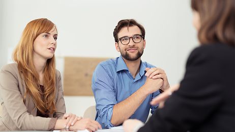 © adobe.stock.com/contrastwerkstatt  Zwei Personen hören einer dritten zu, Mann nickt zustimmend.