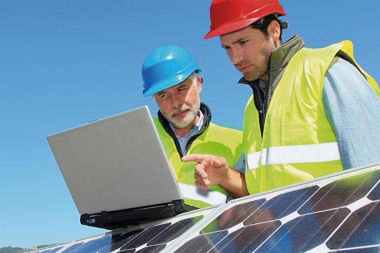 © stock.adobe.com/goodluz Photovoltaikanlage auf dem Dach