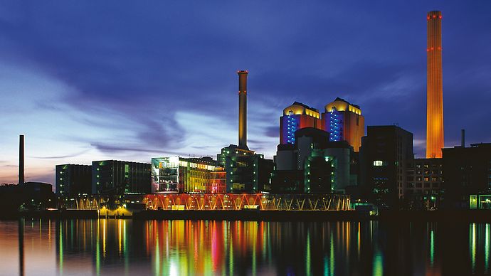 Frankfurter Heizkraftwerk West bei Nacht
