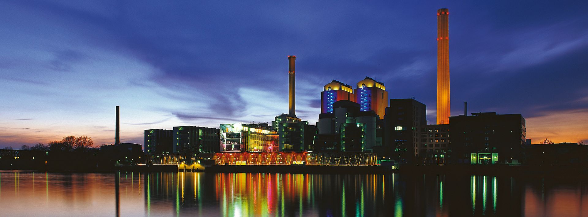 Frankfurter Heizkraftwerk West bei Nacht