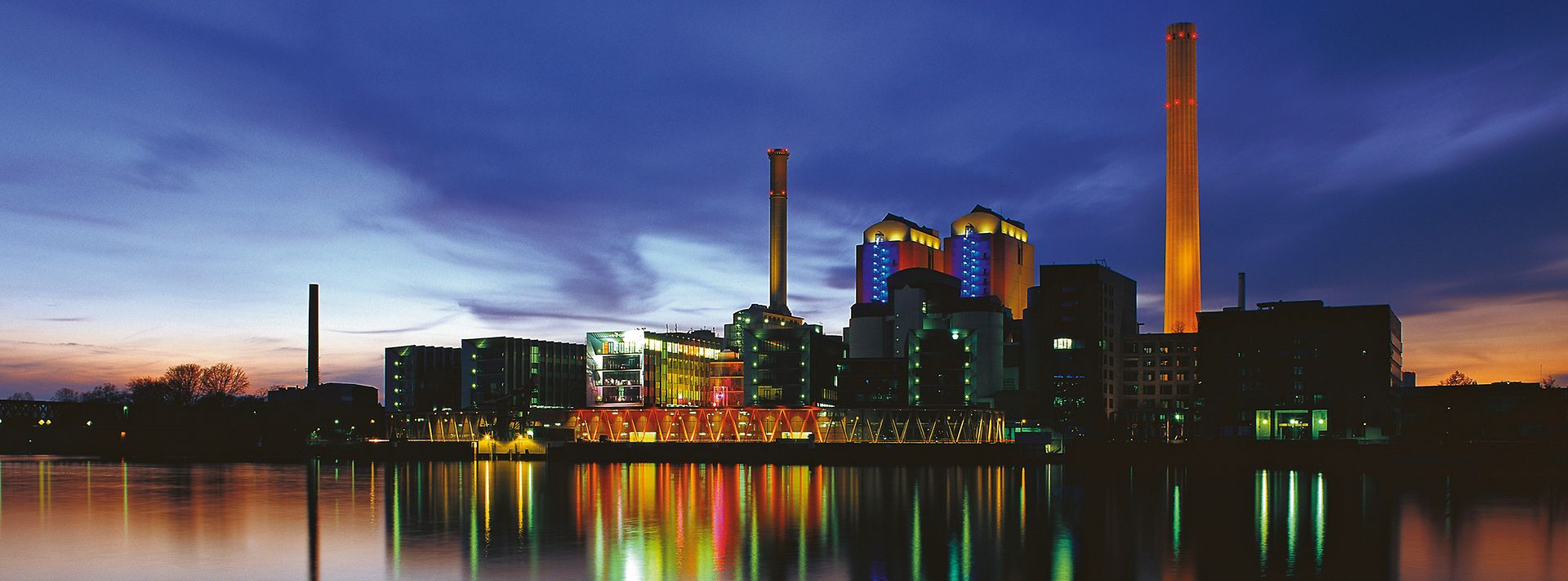 Frankfurter Heizkraftwerk West bei Nacht