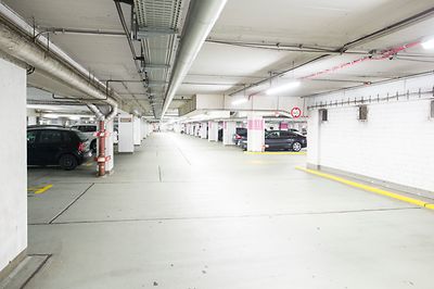 Ausgeleuchtetes Parkhaus