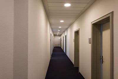 Ausgeleuchteter Flur