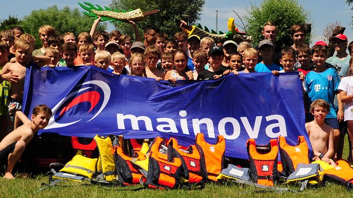Gruppe Kinder halten Mainova Banner