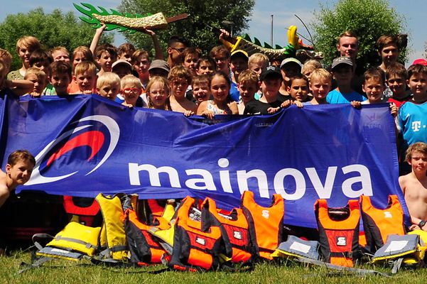Gruppe Kinder halten Mainova Banner