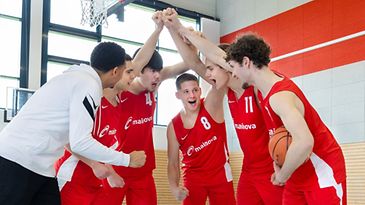 Gruppe einer Handball-Jugendmannschaft gekleidet in Mainova-Trikots