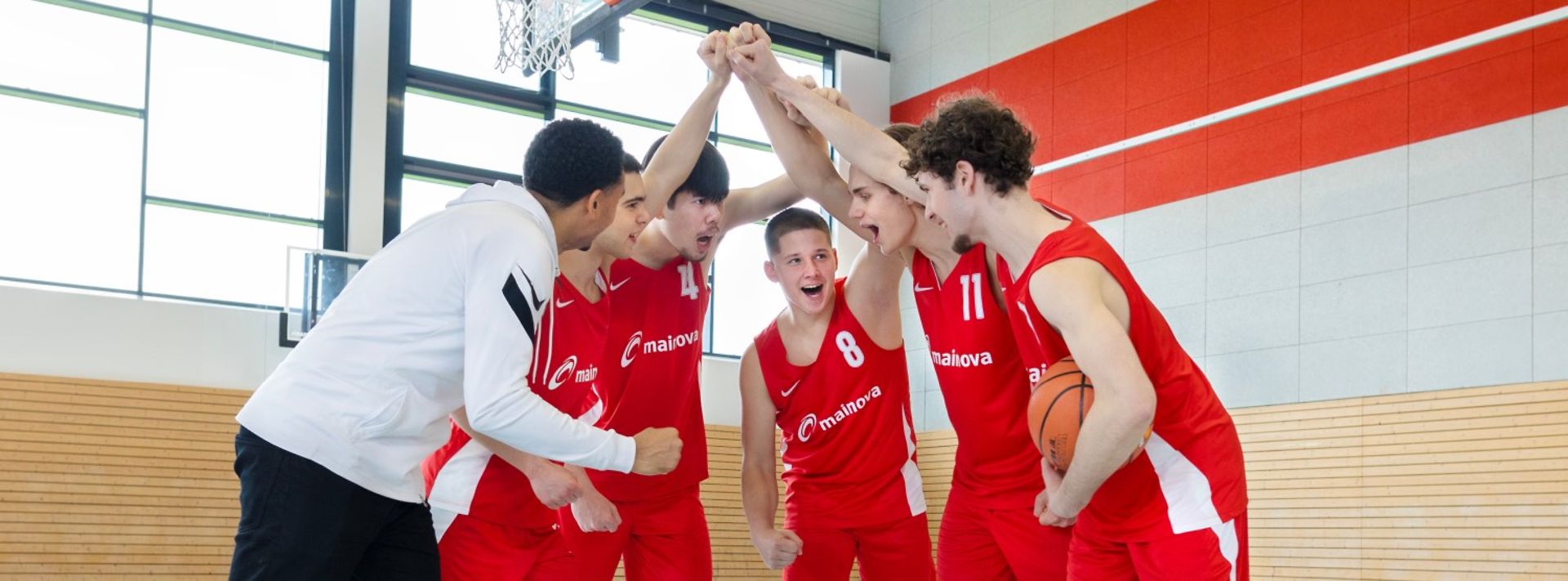 © Mainova Gruppe einer Handball-Jugendmannschaft gekleidet in Mainova-Trikots