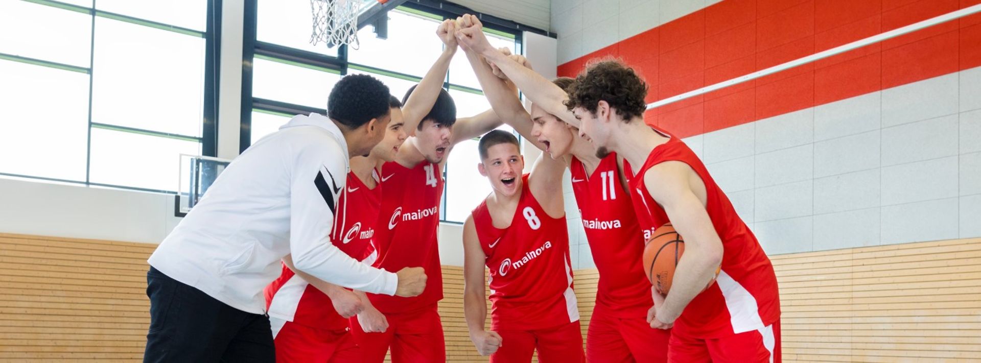 Gruppe einer Handball-Jugendmannschaft gekleidet in Mainova-Trikots