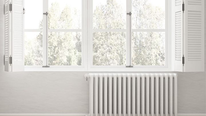 Raum mit großen Fenstern und Heizkörper an der Wand