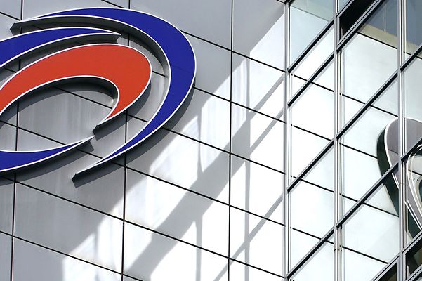 Mainova Logo an der Außenwand der Zentrale