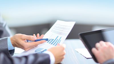 Diagramm auf Konferenztisch