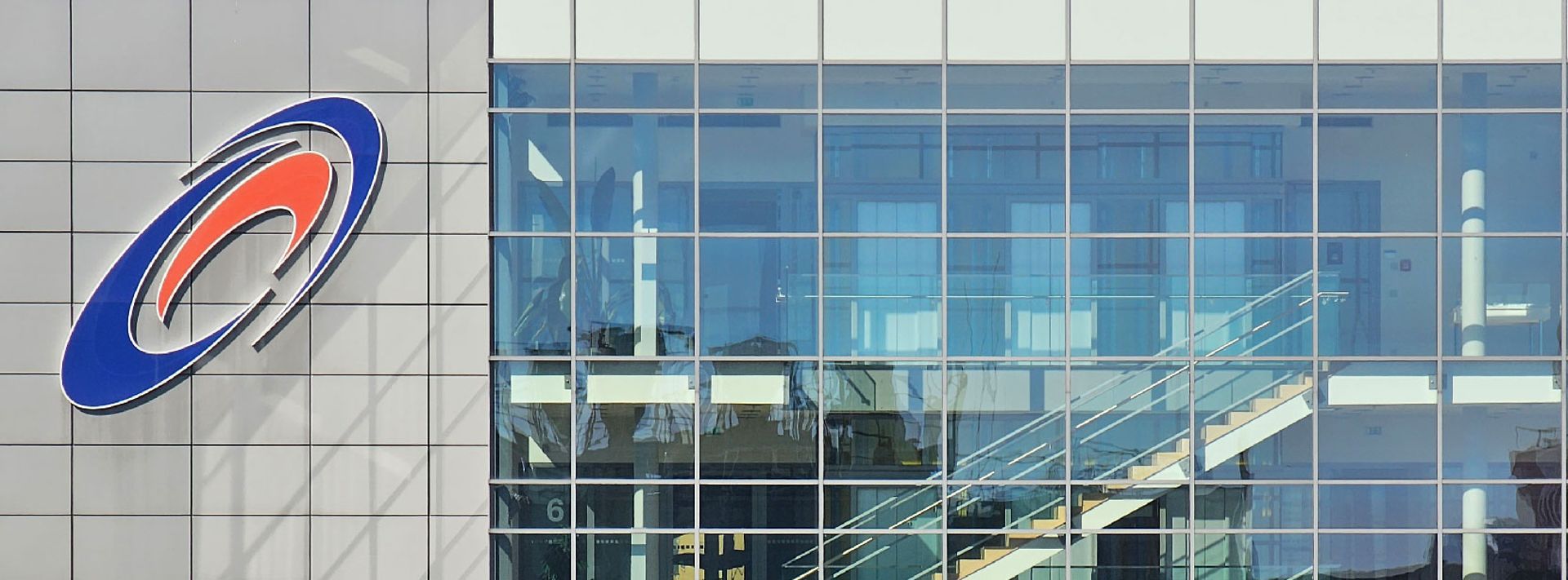 Außenansicht des Mainova Gebäudes mit Logo und Glasfront