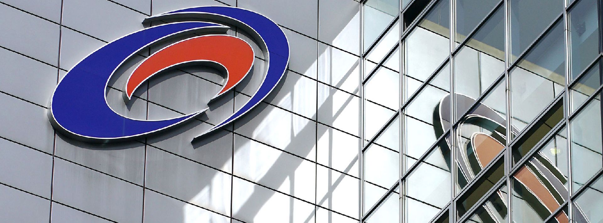 Mainova Logo an der Außenwand der Zentrale