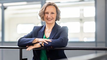 © Mainova/DennisMöbus Recruiterin Sabine Briegel steht an einem Geländer