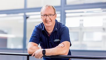 © Mainova/DennisMöbus Karl-Heinz Stete angelehnt an einem Gelände im Ausbildungszentrum