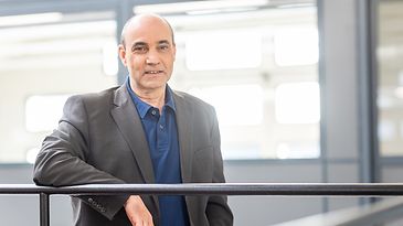 © Mainova/DennisMöbus Recruiter Uwe Walter steht an einem Geländer