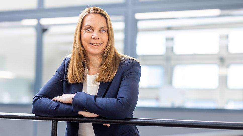 © Mainova/DennisMöbus Recruiterin Janine Schulz steht an einem Geländer