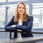 © Mainova/DennisMöbus Recruiterin Janine Schulz steht an einem Geländer