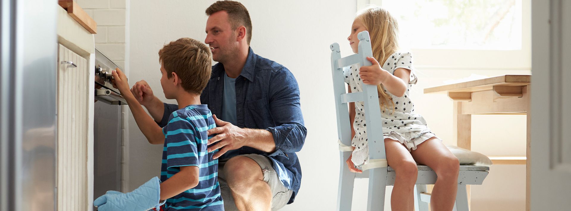 © iStock.com/monkeybusinessimages Energie bewusst nutzen: Familie prüft Herd