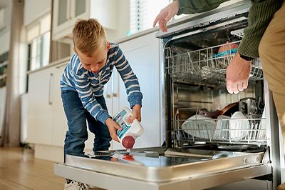 © iStock.com/katleho Seisa 04_geschirrspuelen_tipp_est_03_800x533