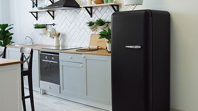 © stock.adobe.com/Ayman Küchenzeile mit großem schwarzem Kühlschrank rechts